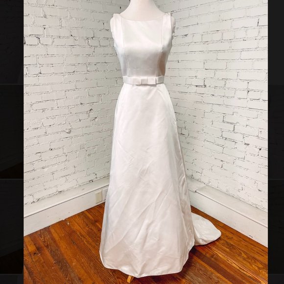 Custom Bow Front Wedding Gown with Covered Buttons - Picture 3 of 4